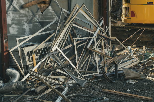 ビスやパッキンなどを取り除いたアルミサッシ